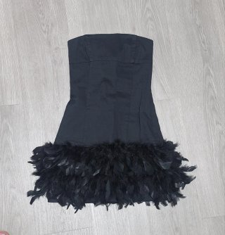 Vestido Negro Palabra de Honor con Plumas