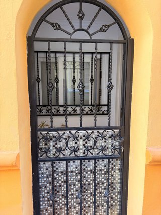 Puerta de Reja de Hierro Forjado