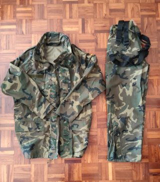 Traje militar de intemperie mimetizado verde.