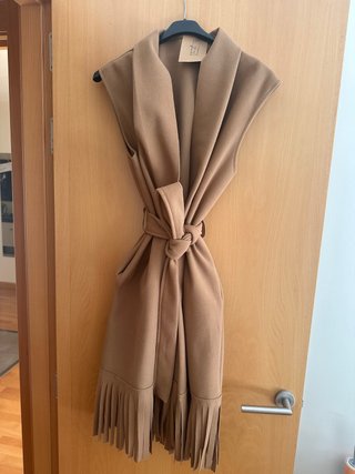 Chaleco de paño beige con flecos