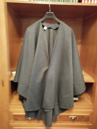 Capa de paño gris