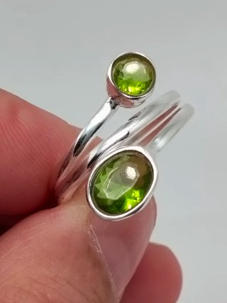 Anillo de Plata de Ley 925 y Peridoto