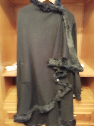 Capa negra con detalles de pelo