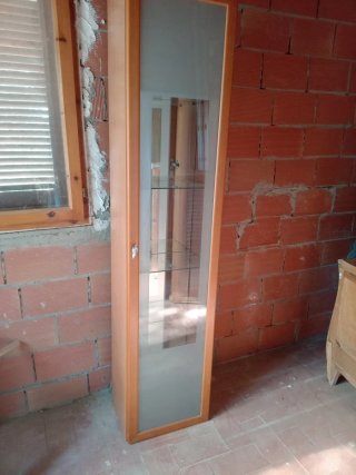 Vitrina de madera y cristal