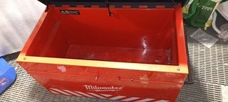 Baúl metálico MilwaukeeBaúl metálico MILWAUKEE