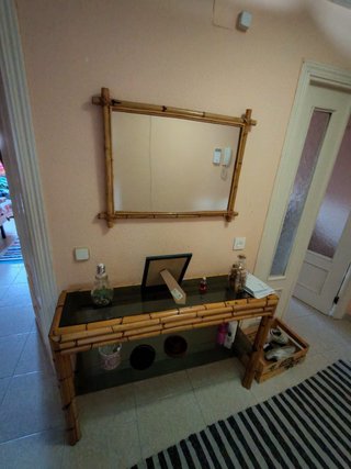 Mesa de entrada y espejo de bambú