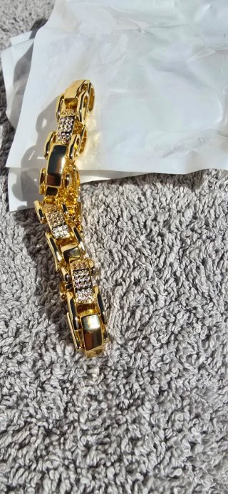 Pulsera Dorada con Detalles Brillantes
