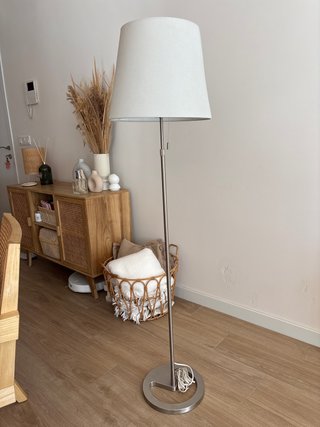 Lámpara de pie con pantalla blanca