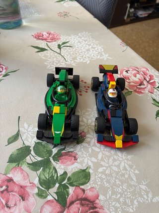 2 Coches de Carreras LEGO con Pilotos