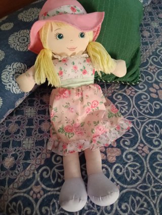 Muñeca de Peluche con Vestido Floral