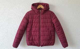 Abrigo Acolchado Burdeos con Capucha