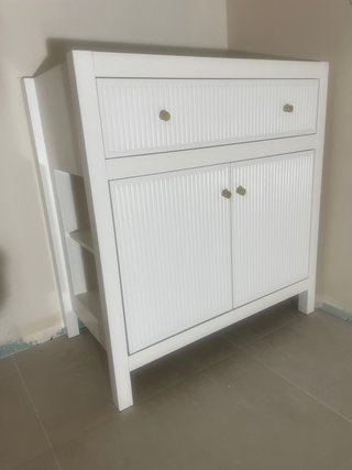 Mueble de baño blanco con lavabo