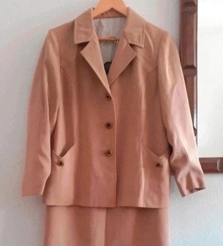 Traje de chaqueta y falda color camel
