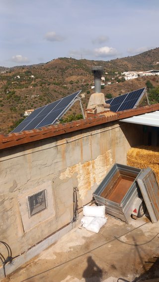 Totalan casa de campo con agua y placas solares.
