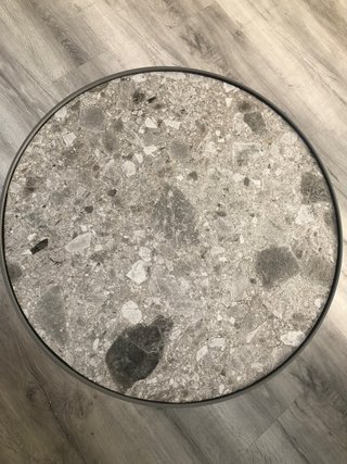 Mesa Redonda con Sobre de Piedra