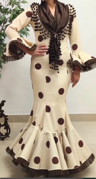 Traje de flamenca beige y marrón y pañuelo marron