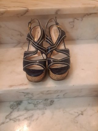 Sandalias de cuña Prada