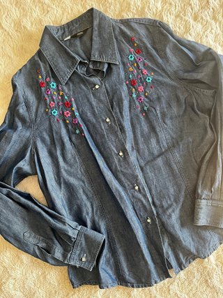 Camisa vaquera con bordados