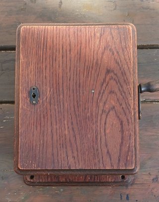 Generador de magneto antiguo en caja de madera