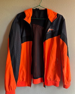 Chubasquero Deportivo Tenth Naranja y Negro