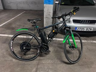 Bicicleta Eléctrica Negra y Verde