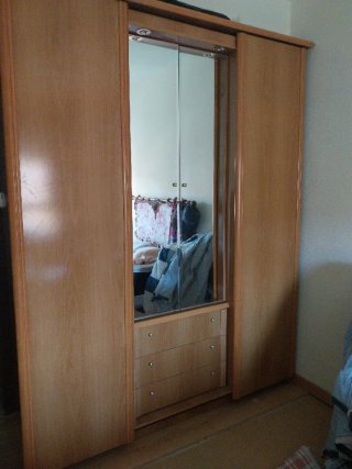 Armario de Madera con Espejo Central