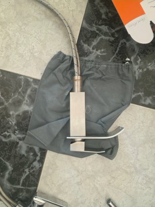 Grifo de metal plateado