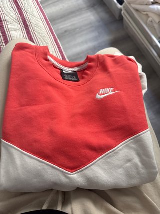 Sudadera Nike salmon y Blanca