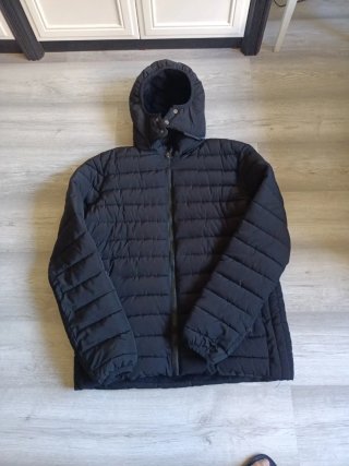 Chaqueta acolchada negra con capucha