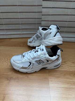 Zapatillas New Balance Blancas y Plateadas