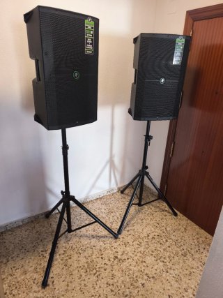 2 Altavoces Mackie Thump 215 con Trípodes.