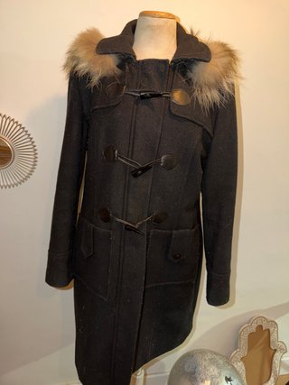 Abrigo Derhy Negro con Capucha de Pelo