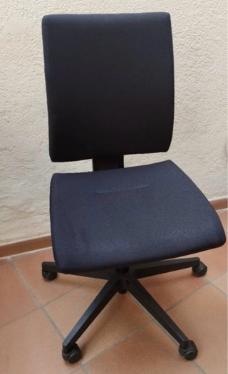 Silla de oficina negra  Las tengo en valdemoro