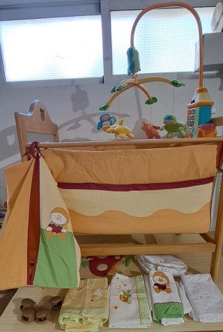 Minicuna de madera con ajuar completo