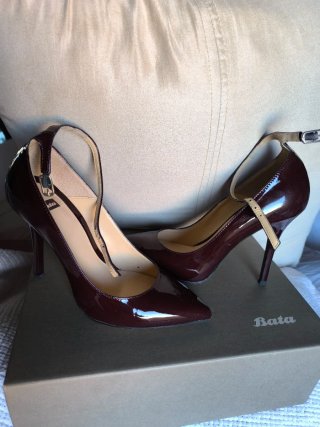 Zapatos de tacón, Marca Bata, granates
