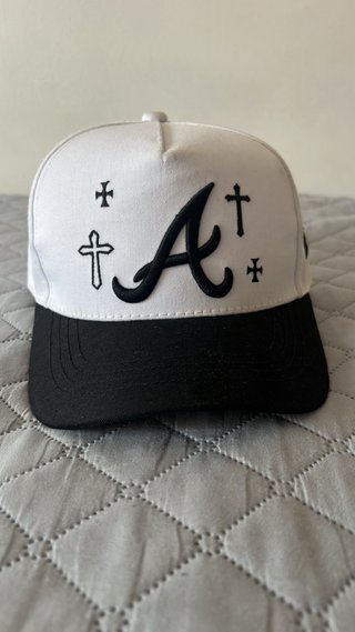 Gorra Blanca y Negra con Bordado