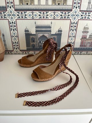 Sandalias de cuña con cordones