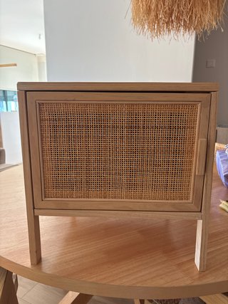 Mesa de noche de madera y ratán
