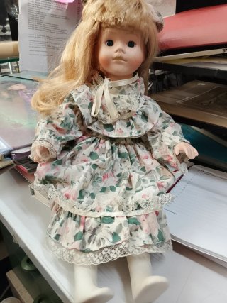 Muñeca de Porcelana con Vestido Estampado