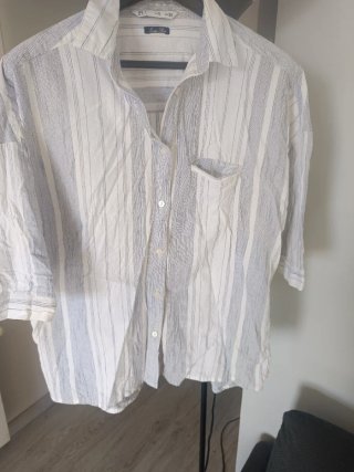 Camisa de lino a rayas blanca y azul