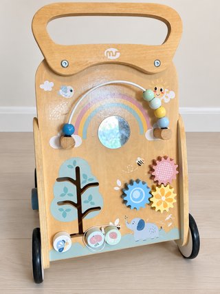Carrito andador Montessori de madera actividades