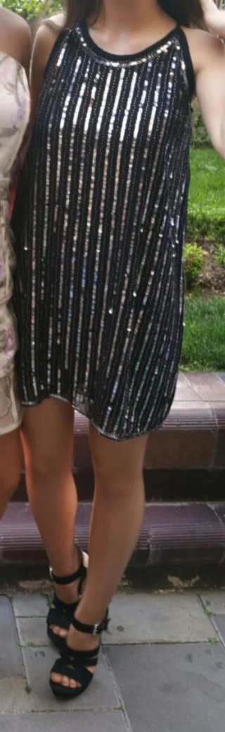 Vestido negro con lentejuelas plateadas