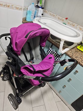 Cochecito de bebé color fucsia y bañera plegable!