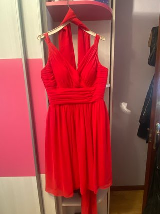 Vestido de fiesta rojo con chal