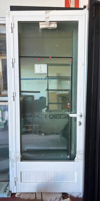 Puerta de Aluminio Abatible con Climalit