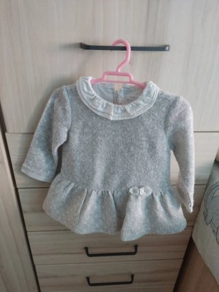 Vestido de Bebé Gris con Cuello Volante