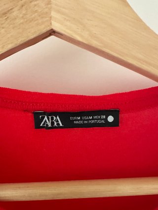 Camiseta roja Zara manga larga Talla M