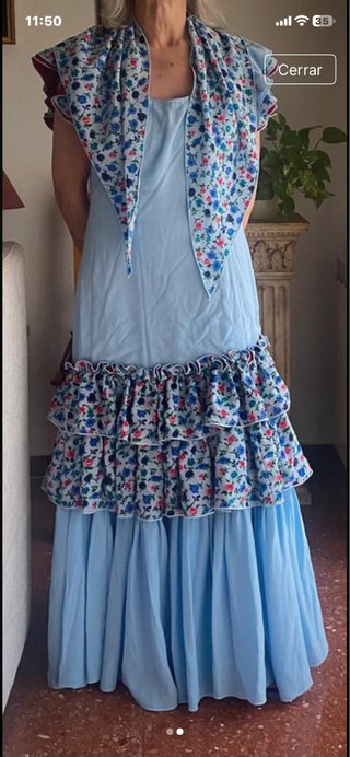 Traje de flamenca azul con estampado floral