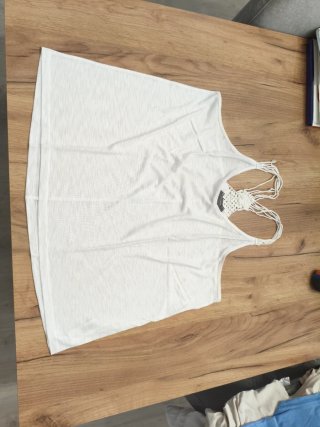 Camiseta de tirantes blanca con espalda detalle