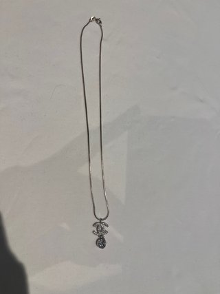 Collar de plata con colgante plateado